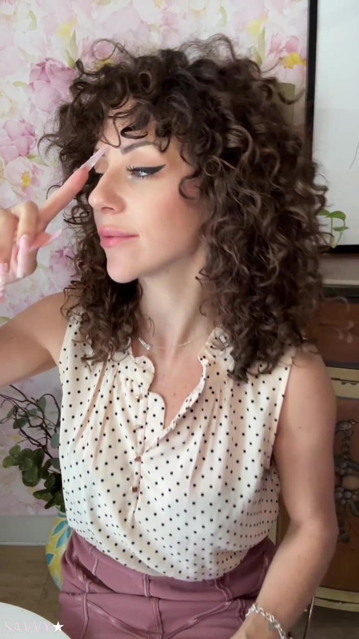 SavvyStar: L'insegnante con i capelli ricci sfrutta per un voto extra
