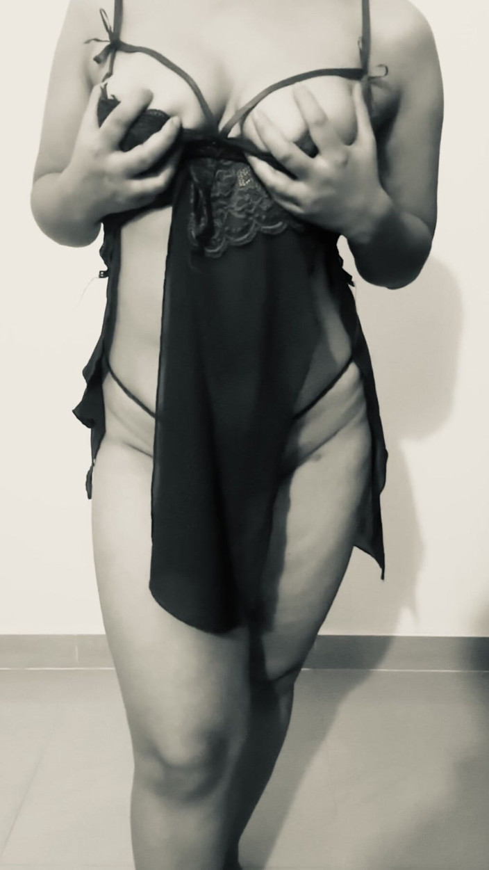 Foxxy_babe: Namorada trai e se masturba para amigos do namorado