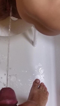 Pissande samlingsvideo. Gyllene regn. Femdom Piss. Rakning fitta. Ep 10322