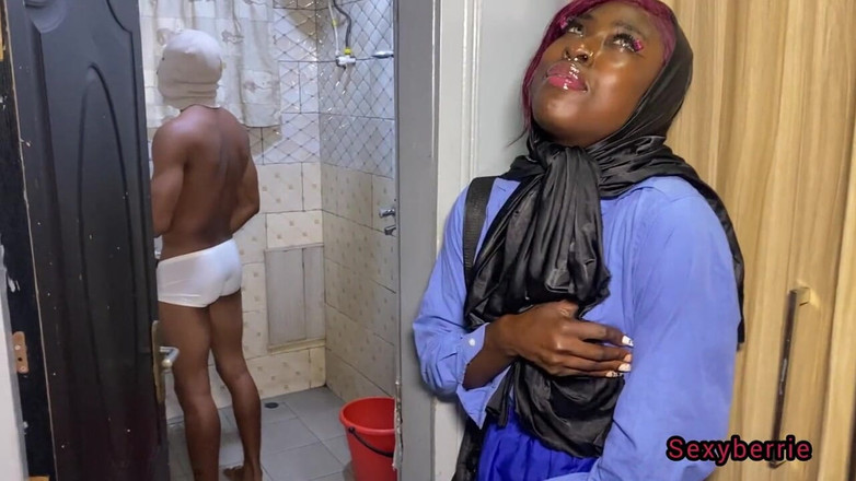 Sexy Berrie: Öğrenci ve öğretim görevlisi sert sikişiyor