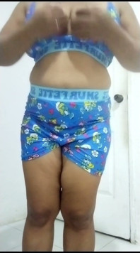 Sexy filipina milf, temblando, frotando y follando su gran culo y coño de pitufa