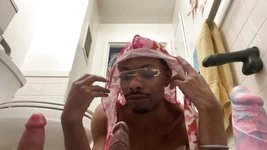 Princesleaze studsar runt på olika val av dildos. Jorge