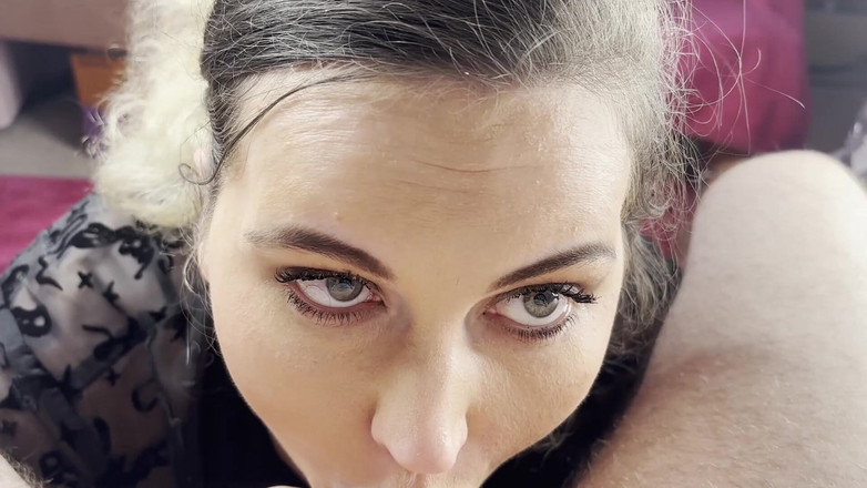 MissFFW: Брудна повія пригощає траханим брунькою неохайним мінетом зі спермою