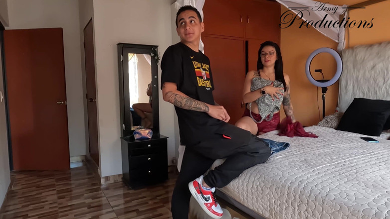 Army Productions: Por ajudar sua colega de quarto, ela recebeu uma foda...
