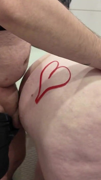 Meu amigo me visita de longe e eu o fodo
