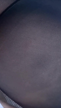 Menina ao lado em meia-calça preta gosta de uma foda