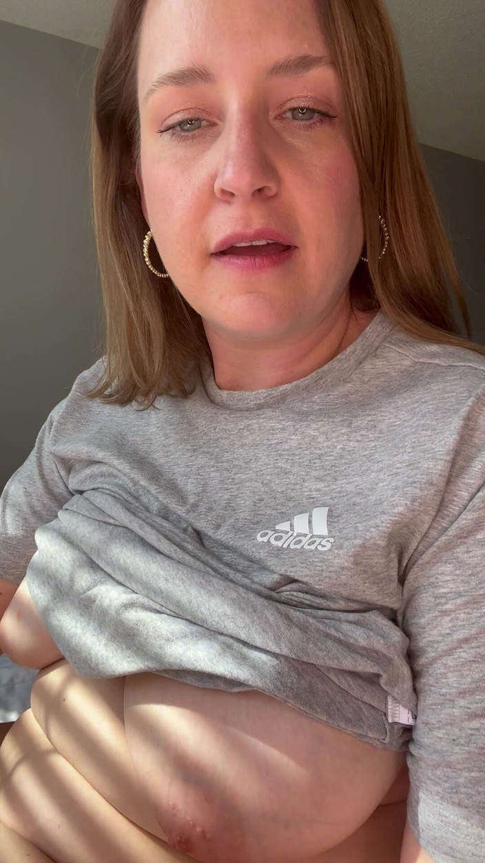 Avril Showers: MILF demos klitorální orgasmus w latexová rukavice