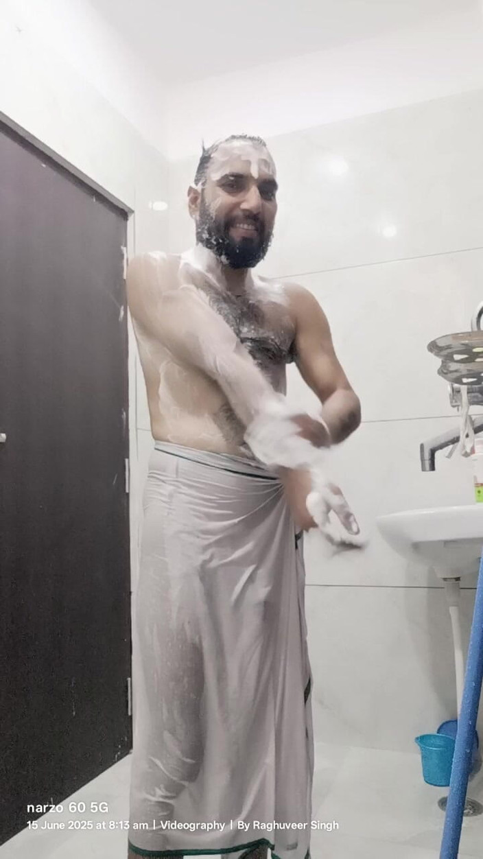 Rajasthani-old-lover: Desi muž si užívá vodu