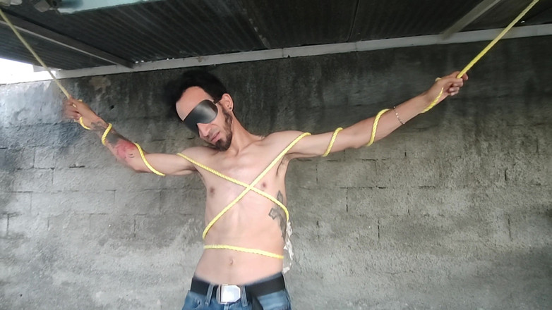 Queensofthefeet: Schoppen van deze man die helemaal vastgebonden is