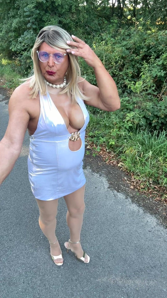 Kelly CD 2022: La sexy travestita kellycd2022 in abito dorato lucido si gode...
