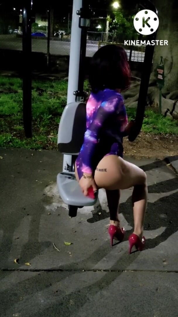 Traviezisha: Sissy beim trainieren (ihr arschloch) im fitnessstudio eines öffentlichen parks (mit einem dildo)...