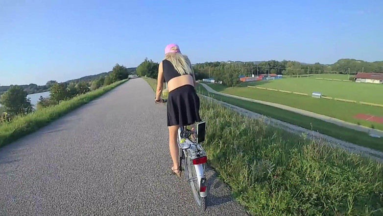 TV_Helena: 骑自行车时的公共裸体！！变性人女孩不仅骑着自行车，还有一根假阳具！