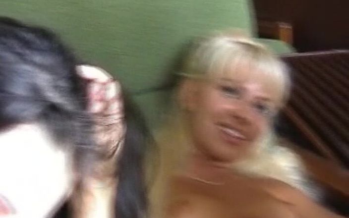 Enjoy German porn: Un mec chanceux baise deux ados allemandes amateur incroyables