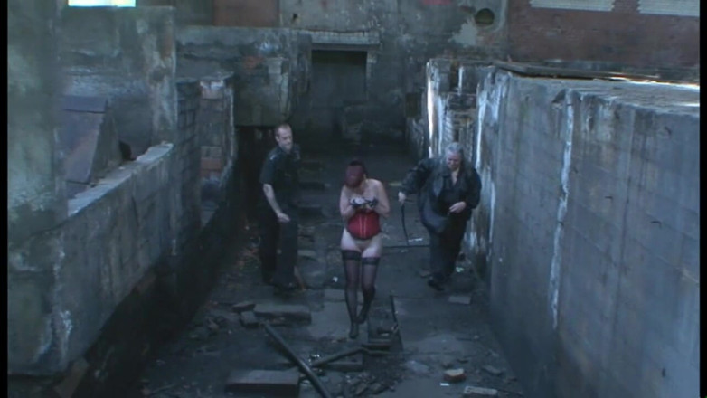 Absolute BDSM films - The original: Відлупцьована в клітці домінує