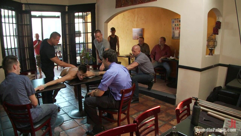 Bound in public: Restauranggäster knullar en dålig serviter och får honom att servera...