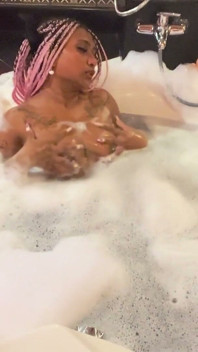 Dildo fodendo na jacuzzi