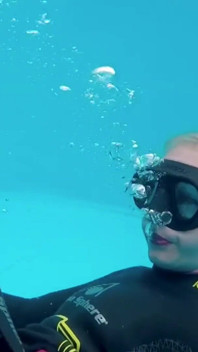 Wetsuit joi bawah air di kolam renang pribadiku