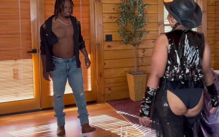 Bigbootybackshotz: Cowgirl se setkává se svým novým sousedem
