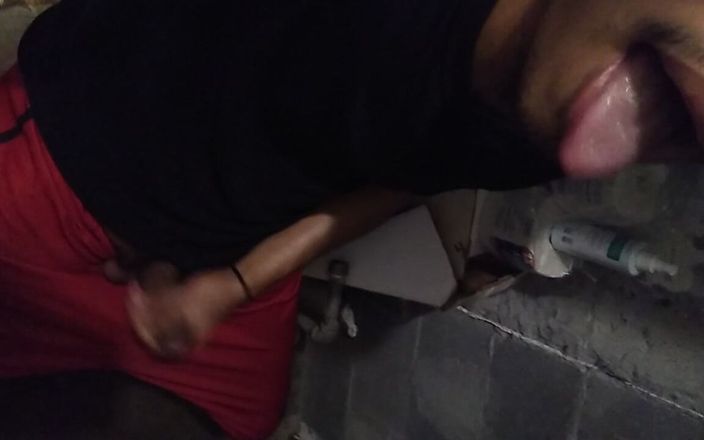 AlexAlejandro13: Ein Strohhalm in der Toilette war notwendig. Man mag es...