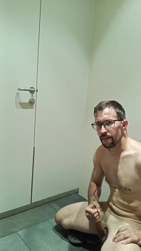Une course rapide dans les toilettes publiques de la gare : un solo secret à Feldkirch