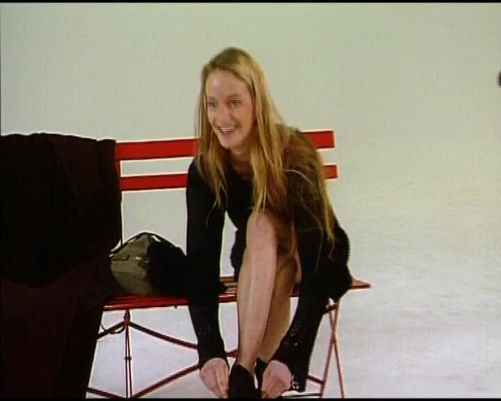 Deutsche Madchen: O gagică elegantă din Germania și-a scos ținuta perfectă, dar lenjeria rămâne