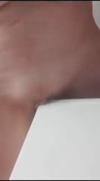 MILfka si tře a tře si svůj velký klitoris na rohu nábytku