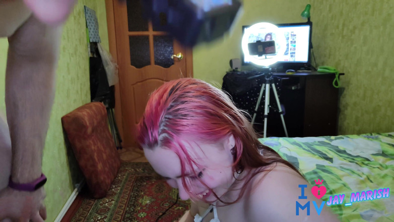 Jay_Marish: Elle s'est donné pour se faire baiser par la bouche