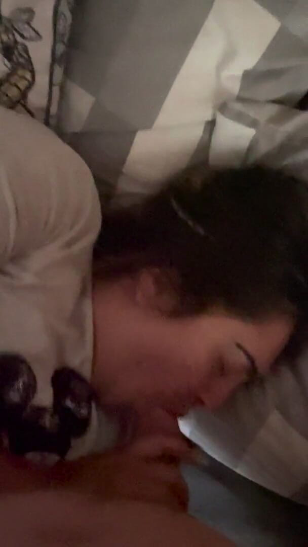 Filthy British Couple: İngiliz amatör iri güzel sürtük evli kadın sakso çekiyor ve edepsizce...