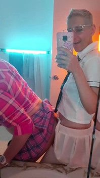 Menina fode sua puta maricas e mijando em gaiola de pau pequeno - versão do telefone