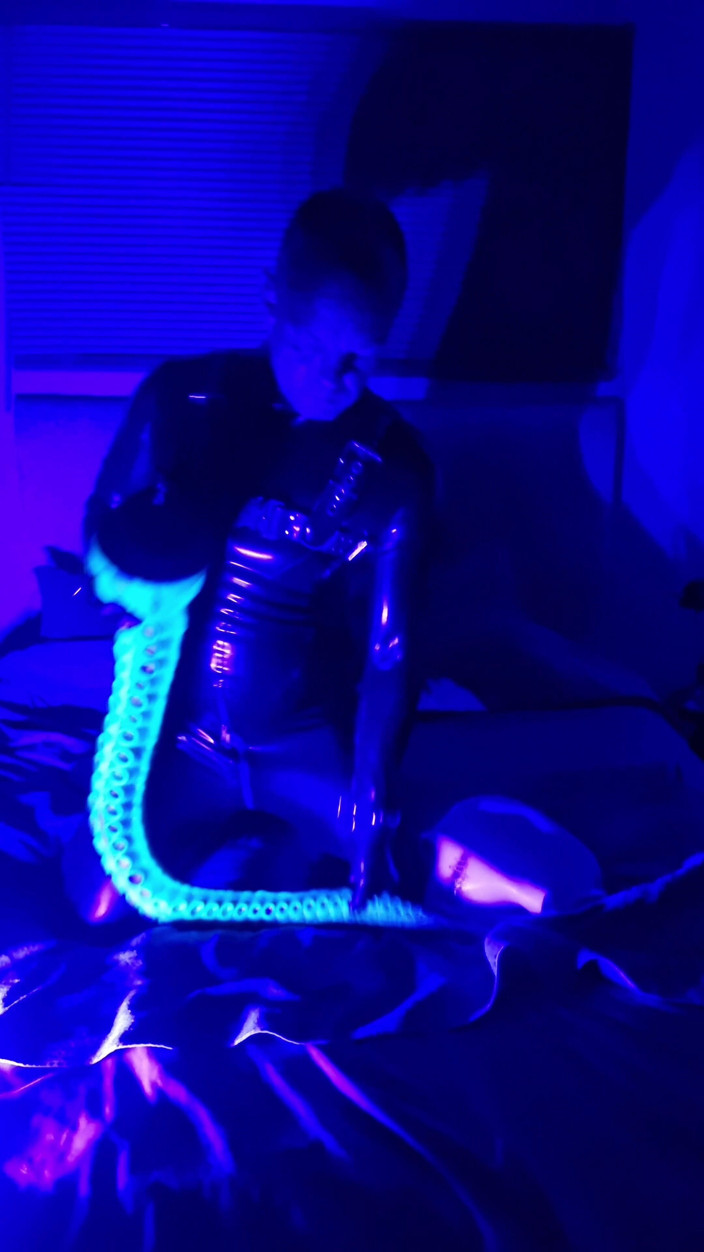Athos: Uv latexová drone relace