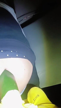 Garoto ele tenta colocar a própria mão, mas sua bunda está muito apertada.