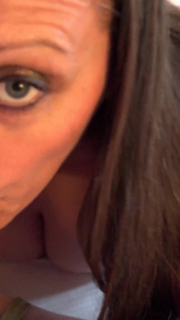 Lauren Smith masturba a porra em todos os seus peitos enormes