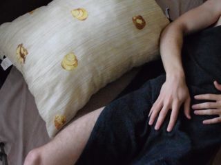 Arg B dick: Хлопець трахає свою подушку, рушник і руку, тихі стогони та інтенсивний оргазм вранці