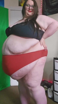 Ssbbw dev kadın sıkı kırmızı külotla yürüyor