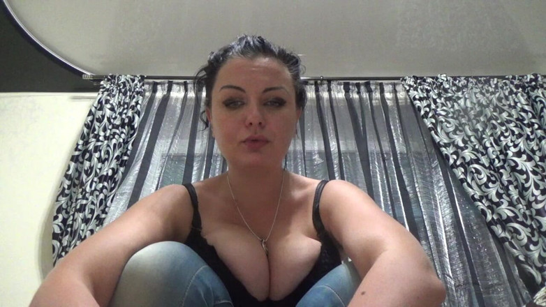 Sexy Milf: あなたの小さな体を私の彼女から隠すか、彼女があなたを潰すよ!