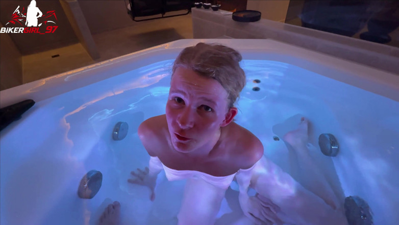 Bikergirl_97: Riskanter Geiler Blowjob Im Spa! Gesichtsbesamung voll in meiner
