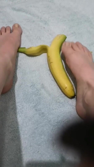 Erotic college: My roommate like eat bananas after video