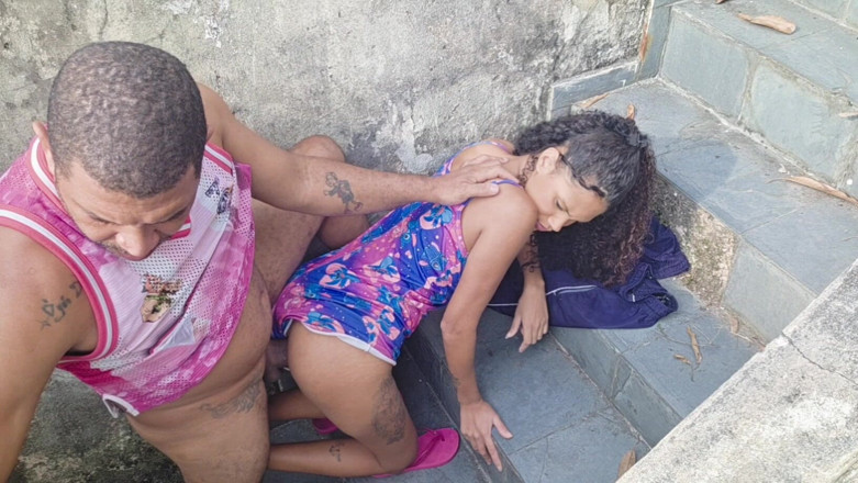 Bebes vagabundas: Pegando Minha Enteada Na Escada 100% Anal