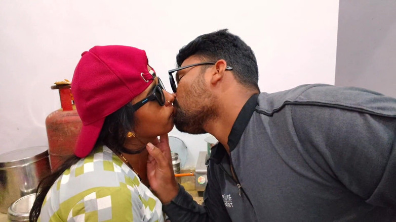 Premi pooja: Desi dorfmädchen möpse lutschen jungen