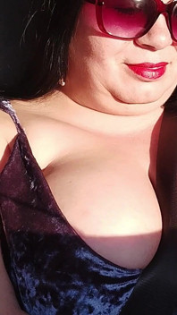 Matură sexy mare și frumoasă care călătorește, fani cu încetinitorul