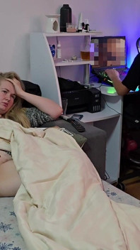 Nadržená blonďatá bbw manželka se nemůže dočkat, až její manžel přestane hrát, a udělá se sama