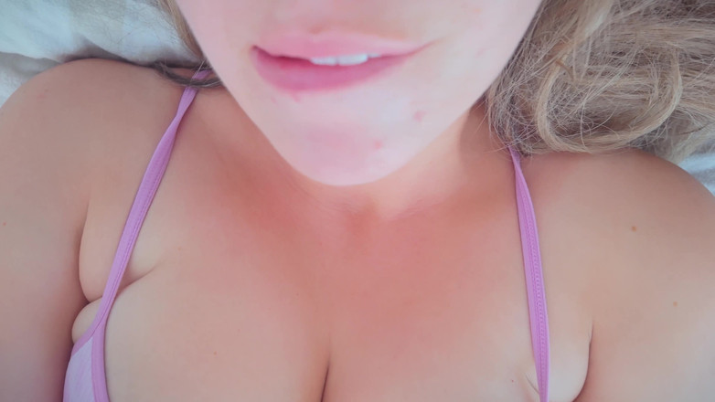 Mrs Wetslavs: 大屁股熟女用她巨大的乳房在一根巨大的假阳具上弹跳