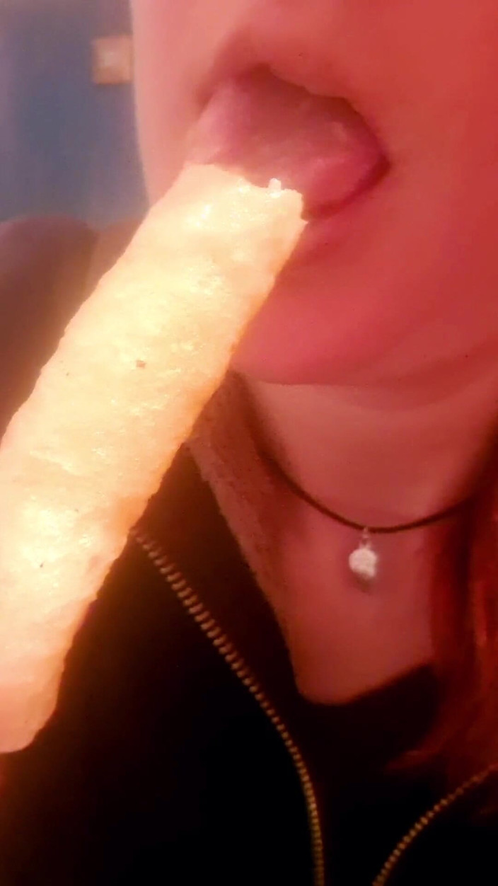 Ana Liz: Perverzní dívka saje brambory