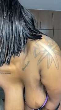 Awek montel striptis & menyembah pantat