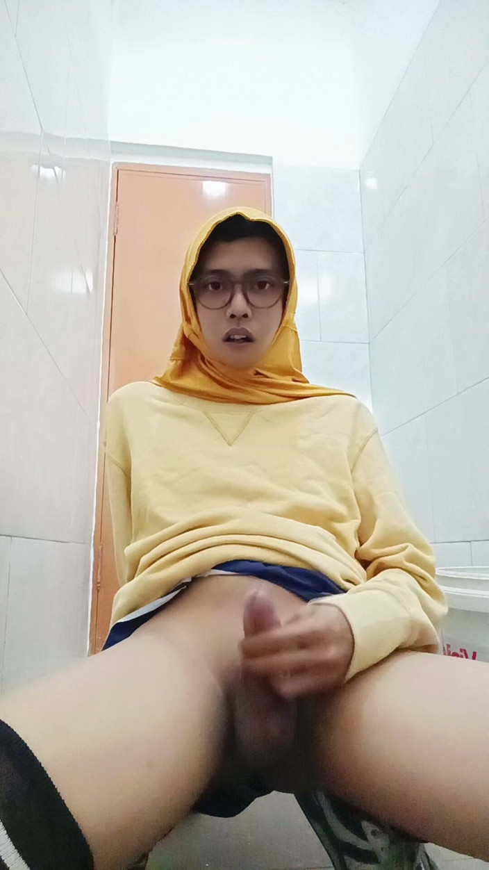 MaureenNadh: 사무실 화장실에서 자위하는 히잡을 쓴 아시아 펨보이
