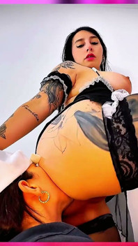 Boss Tomboy, dependentă de funduri mari și albe, îmi linge anusul și mă face să ajung la orgasm