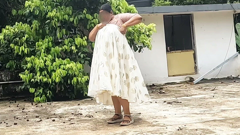 Anne Ipe: Cewek dengan rok putih dan atasan pink bugil sambil bugil...