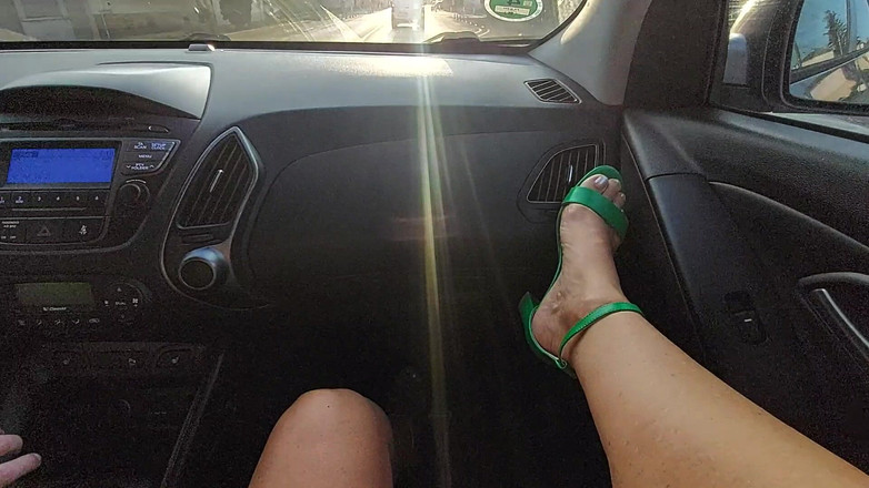 Step Mommy: Nadržená macecha na vysokých podpatcích a sexy nohou škádlí svého nevlastního...