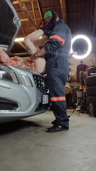 Mi coche se rompió y tuvo un mecánico cachondo me ayudó a arreglarlo