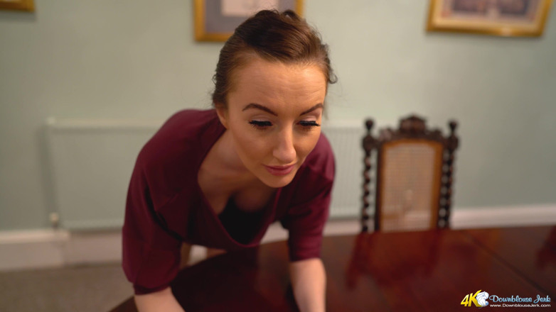 DownblouseJerk: Sophia Smith - застукала уборщицу